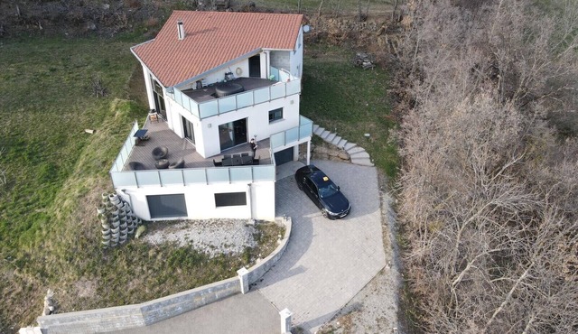 Superb south-facing architect-designed villa 230m2