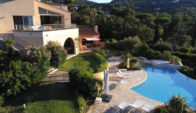 Superb villa in Cap Benat domain, sea view, pool and close to private beaches.