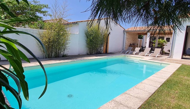 Superb villa with pool in the heart of the village