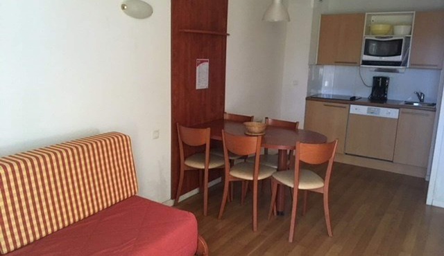T2 for 4 - south terrace, parking, pool, gym, near slopes