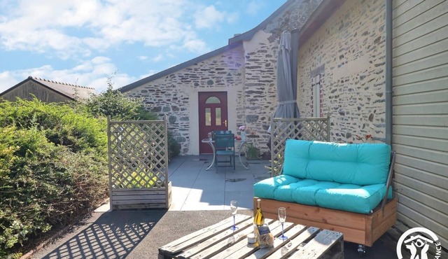 Tastefully renovated barn south of Rennes with 4 bright rooms for 8 persons.