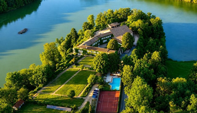 The Châtelard estate, 12 bedrooms