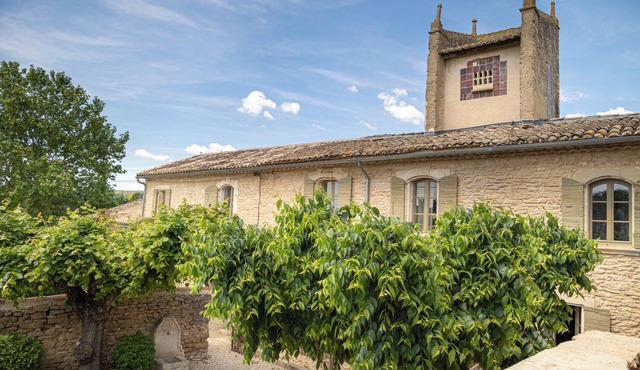 The tranquility of a hamlet at the foot of Gordes, just a stone's throw from all the shops