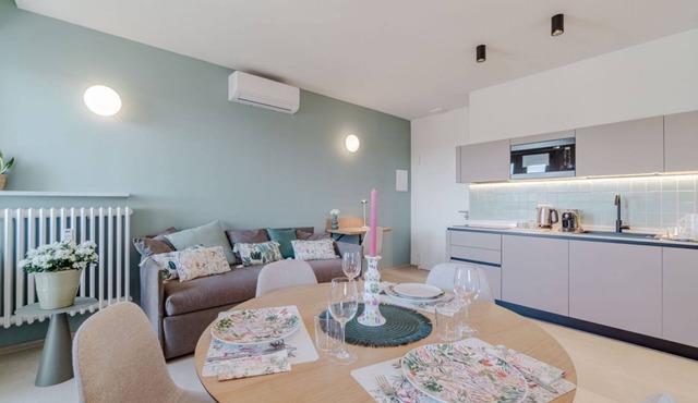 This large studio apartment is ideally located for exploring Turin, with easy access to the subway, allowing you to reach the city center in just a few minutes and the lively San Salvario neighborhood in even less time. Just steps from Parco del Po, the