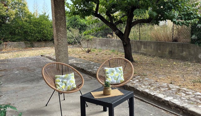 TO THE SOUND OF BIRDSONG House in Provence with private garden and parking