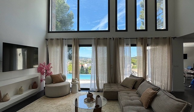 TOULON ARCHITECT-DESIGNED VILLA