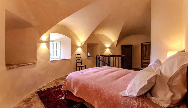 Tour Ouest Vacation Rental - Château de Vachères