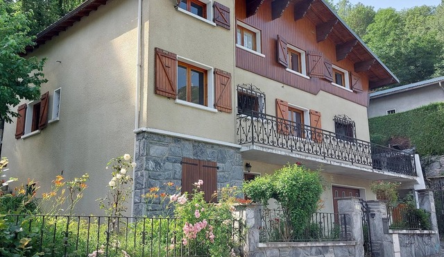 Traditional chalet dating from the 70s, fully renovated, sleeps up to 15 people