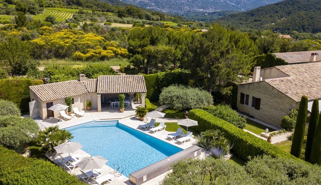 Traditional farmhouse with heated swimming pool at the foot of the Mont Ventoux