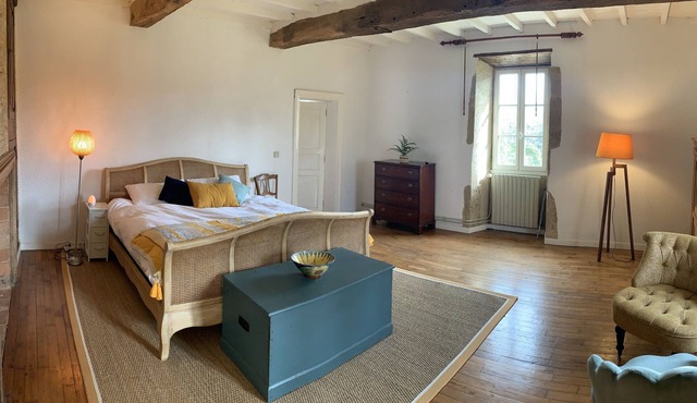 Traditional hilltop Gascon farmhouse with large pool overlooking the Pyrénées