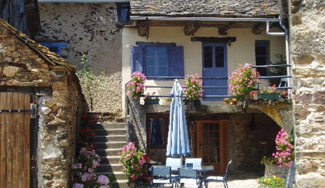 Two connecting gîtes ideal for large family groups/friends sharing, shared pool