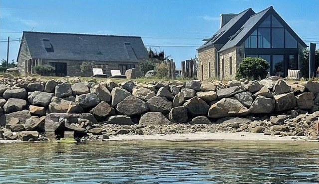 Ty Porz Gwenn, a house right on the water and in the sand