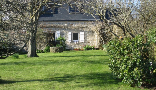 Typical Pointe du Raz house, large quiet garden, close to the sea and the GR 34.