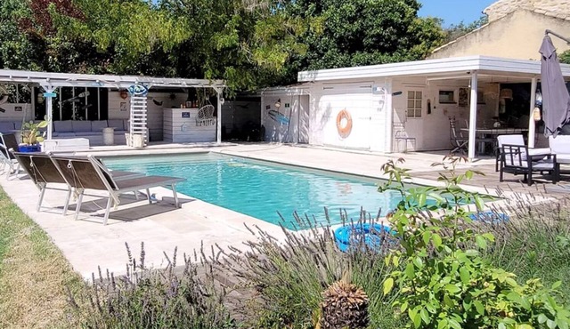 Typical Provencal farmhouse of 220 m² with all comforts, swimming pool and calm!