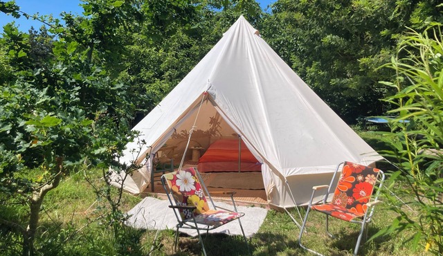 Unusual : bell tent in natural, bucolic garden