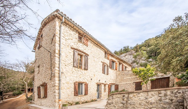 Véritable Mas Ancien Avec Piscine Privée sur Domaine de 16 ha, 4 Ch, 4 Sdb