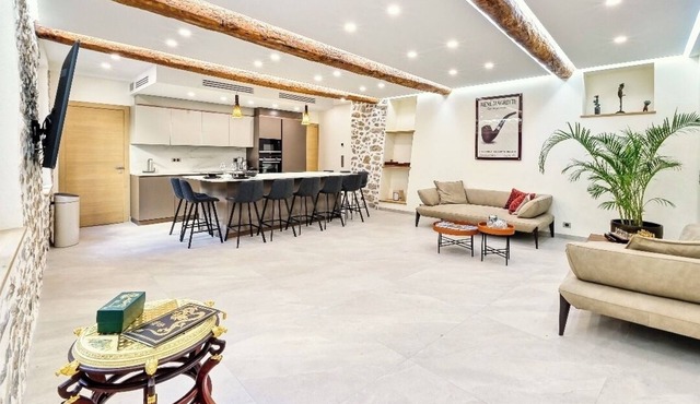 Very large, refined apartment in the heart of old Antibes