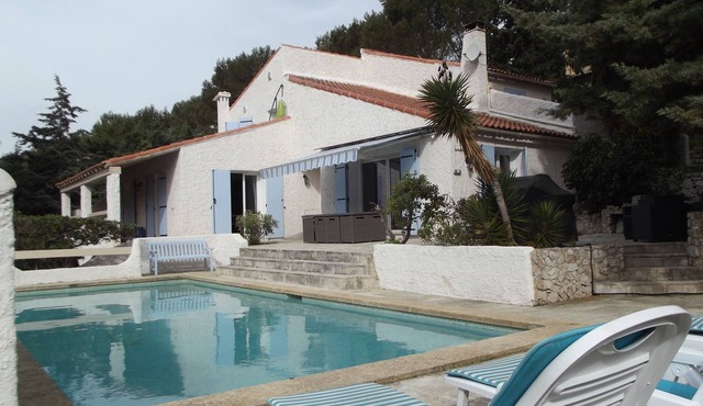 Very nice air-conditioned villa for rent. 6 km away from Cassis. Very large pool