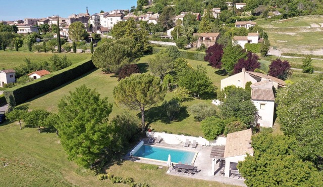 Villa for 6 people, private pool, garden not overlooked
