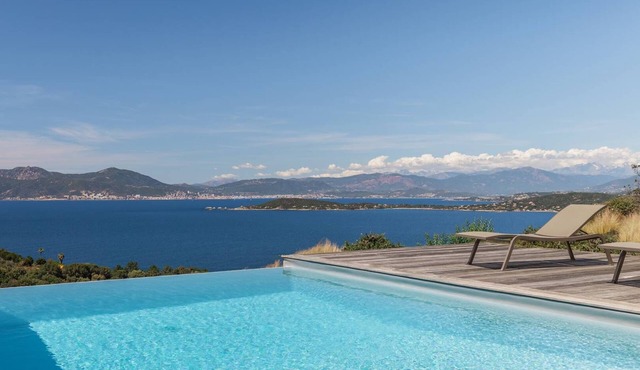VILLA CATALINA-5 bedrooms, swimming pool, panoramic view of the Gulf of Ajaccio and the sea