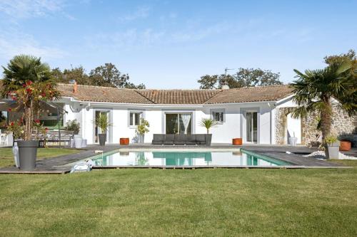 Villa charmante à Saint-Germain-d'Esteuil avec piscine privée