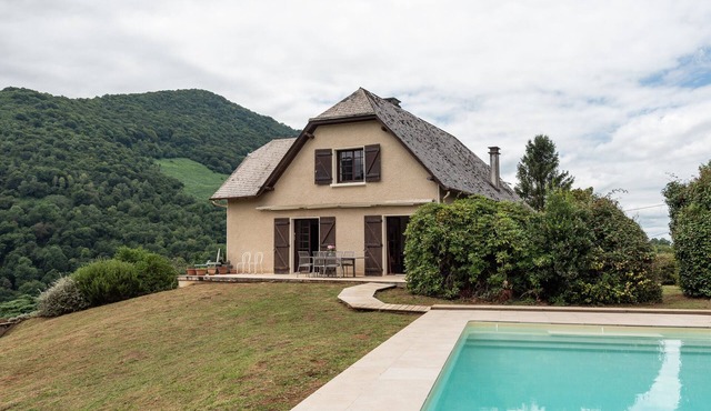 Villa Delb – Mountain View, Private Pool, and Wi-Fi