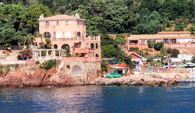 Villa facing the sea with direct access – Secluded Riviera