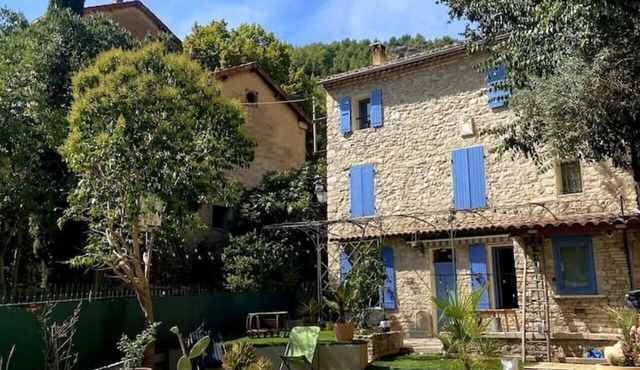Villa les Volets Bleus, an authentic house in the city center.