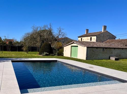 Villa médocaine avec piscine chauffée, 10 couchages, grand terrain clos, proche océan