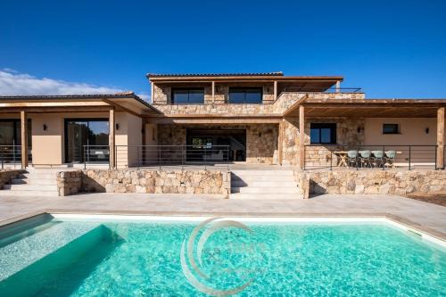Villa Neuve Corse sud avec vue mer et piscine chauffée