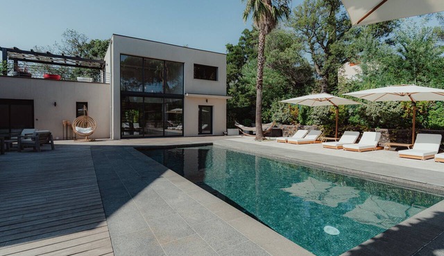 Villa Ryx with Pool, Sea View, Wi-Fi, and Air Conditioning