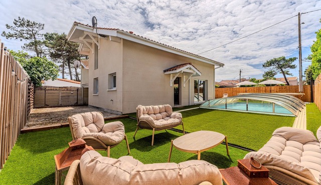 Villa with Pool in Biscarrosse, 500m from the Beach