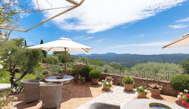 Villa with separate guesthouse with panoramic view