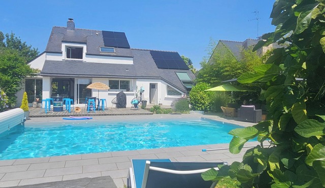 Villa with south-facing swimming pool, a haven of peace on the outskirts of Vannes and the Gulf.