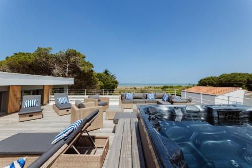 Villa XO 17 5 étoiles Ile d'Oléron 15 people Jacuzzi 50m de la plage vue mer vue marais