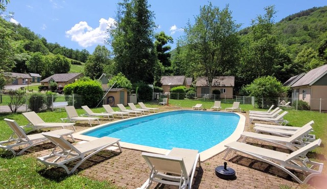 Village Nature, 19 gites, Piscine, Jacuzzi privé, Restaurant, à 4km de Conques