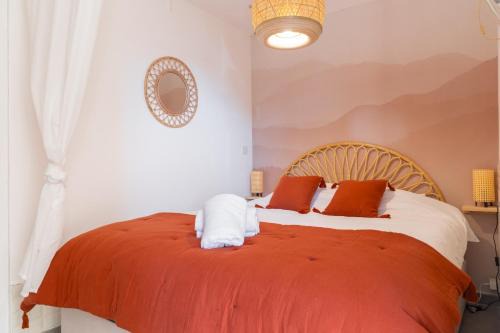 Votre séjour reposant proche plage, climatisation, piscine et parking privé - arrivée autonome - lit queen size