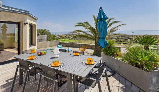 Waterfront home for 6 in Larvor