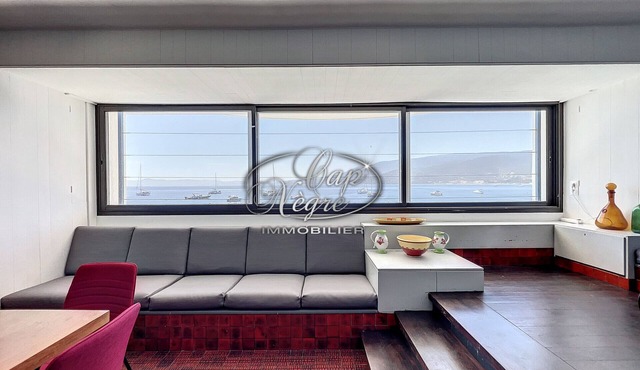 Waterfront house with a rooftop and private dock in Cavalière