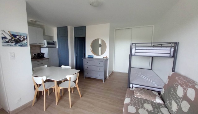 Waterfront studio: sea view, air conditioning, wifi