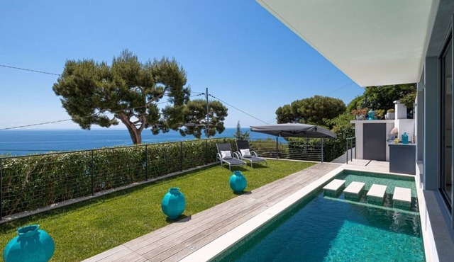 Wonderful modern Villa, with spectacular view of the Ocean and the Bay of Eze.