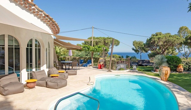 Wonderful private villa for 6 people with hot tub, WIFI, private pool, A/C, TV and terrace