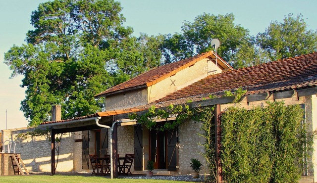 Workshop Conversion - within a vineyard, views, pool, wifi, bikes & games-room