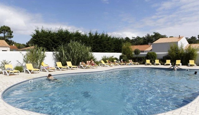 ZEcamping 4* familial piscine chauffée locatif TV LV clim 35m2