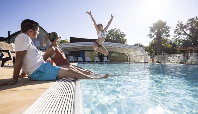ZEcamping 4 étoiles piscine couverte animations locatif TV LV clim 37m2