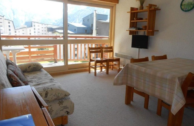 100m from resort center, 4th floor, view mountain, balcony, parking, tv, ski locker, 42m²