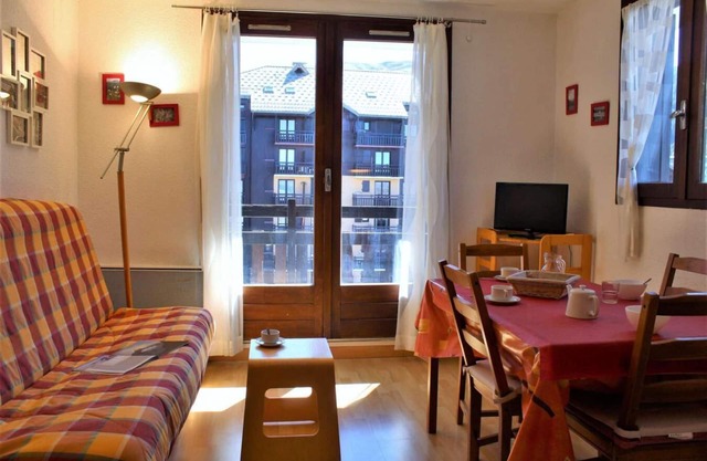 300m from resort center, 5th floor, balcony, tv, ski locker, 23m², Risoul