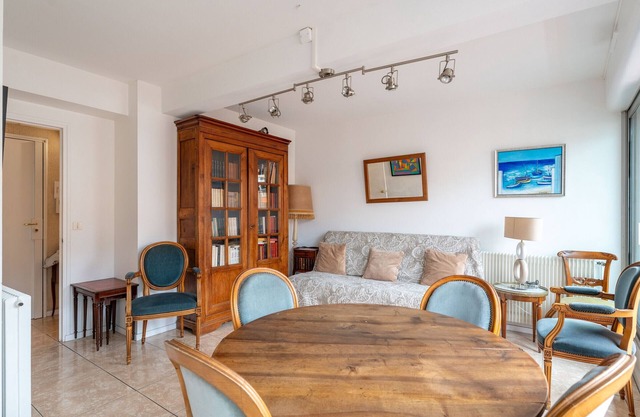 "Downtown Arcachon - T2 Apt w/Balcony, Parking, Steps to Beach, Shops & Train"