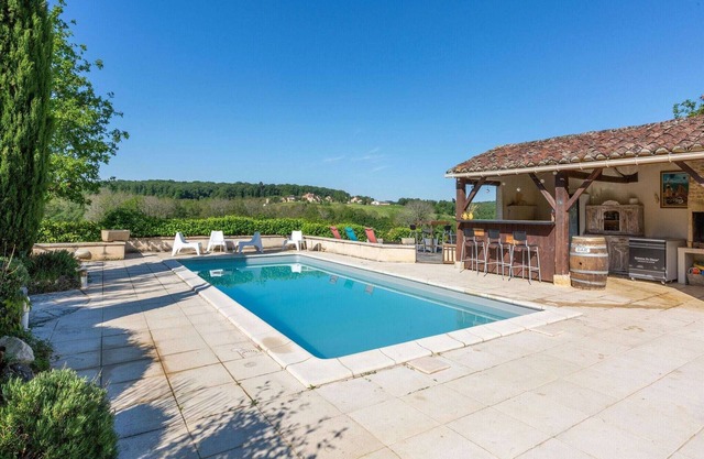 Fantastic Holiday Home in Dégagnac with Jacuzzi