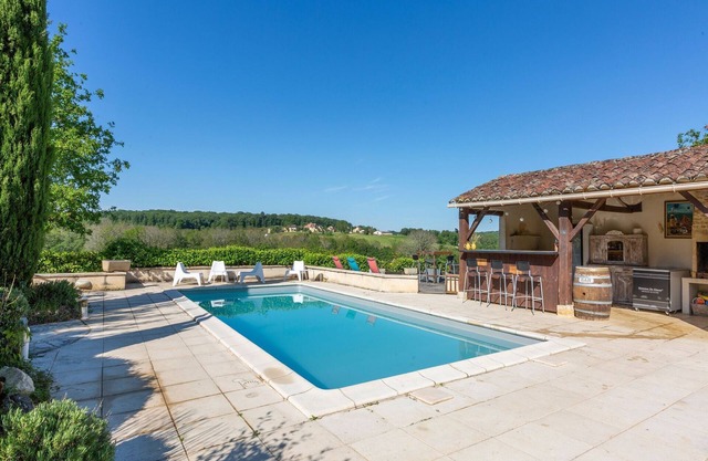 Splendid Holiday Home in Dégagnac with heated Swimming Pool and jacuzzi